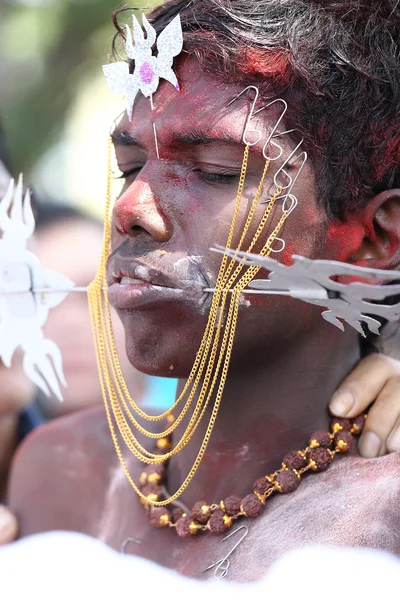 PENANG, Malasia - 17 DE ENERO: devoto hindú lleva kavadi hims —  Fotos de Stock