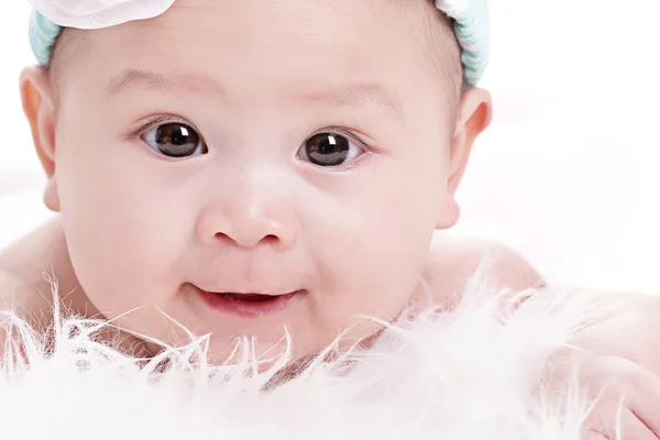 Fechar bebê menina com fundo branco — Fotografia de Stock