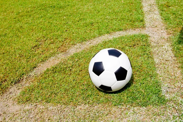 Bola de futebol no gol — Fotografia de Stock