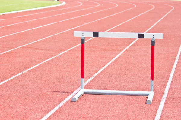 Obstáculos na pista de corrida vermelha — Fotografia de Stock