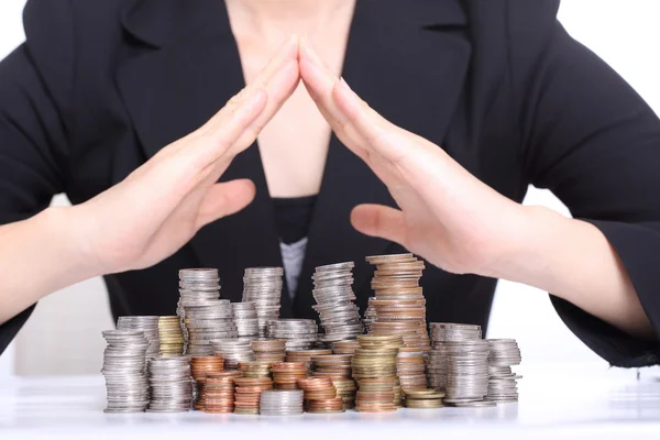Vrouwen voor dekking van haar geld handen gebruiken — Stockfoto