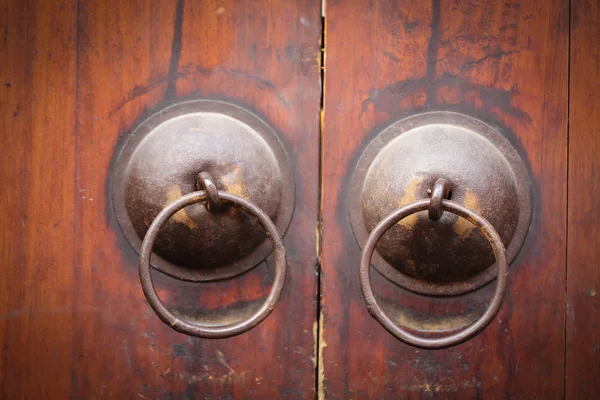 Schließen Sie goldene chinesische alte Tür — Stockfoto