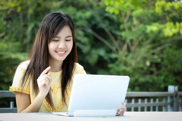 Aziatische meisje laptop gebruikt voor zoekinformatie — Stockfoto