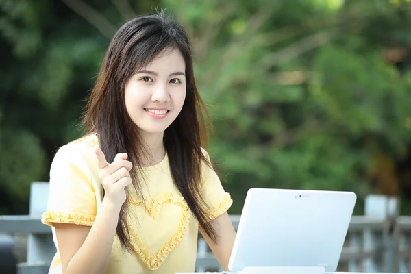 Asiatico ragazza uso laptop per la ricerca di informazioni — Foto Stock