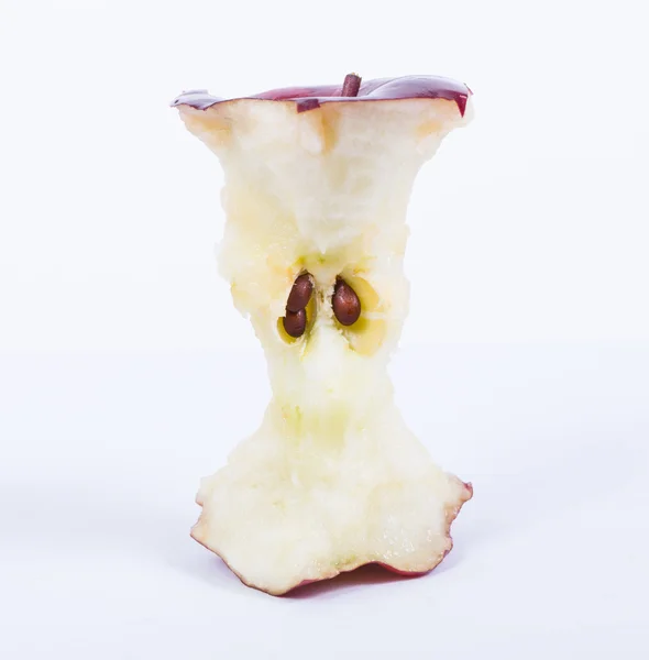 Κοντινό πλάνο κόκκινο μήλο bited στον πυρήνα — Φωτογραφία Αρχείου