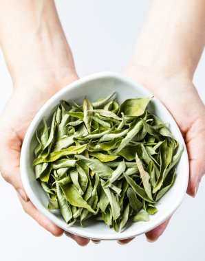 kurutulmuş köri yaprakları kapatmak 