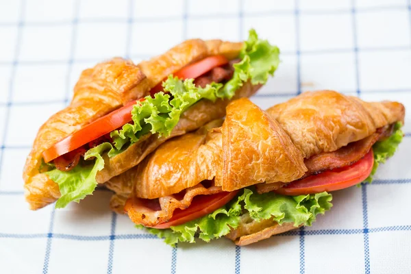 Nära håll croissanter frukostmat — Stockfoto