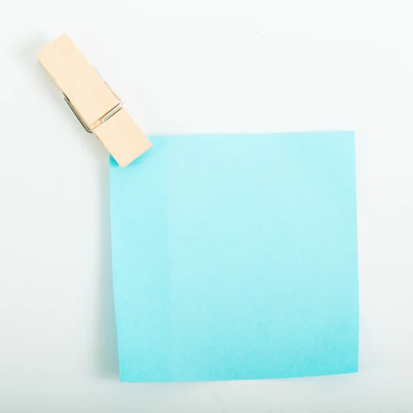 Petite note de papier de couleur accrocher — Photo
