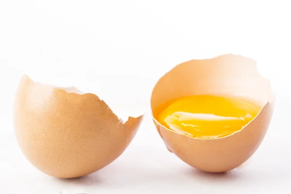 Broken egg isolated placed — Stock Photo, Image