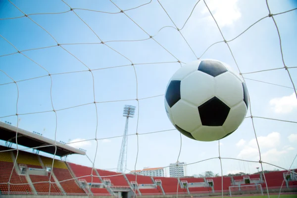 Ballon de football dans le but après le tir — Photo