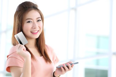 kadın show kredi kartı ile onun mobil ödeme sonra 