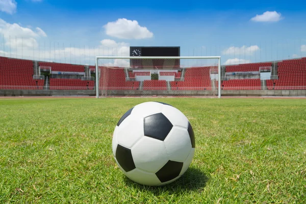 Bola de futebol no gol — Fotografia de Stock