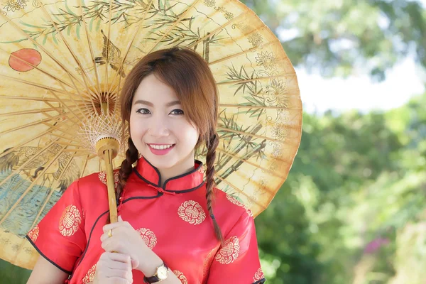 Elbise geleneksel cheongsam Çin kızla — Stok fotoğraf