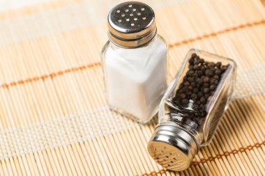 iki pepper şişeler 