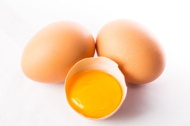 kırık yumurta izole yerleştirilir 