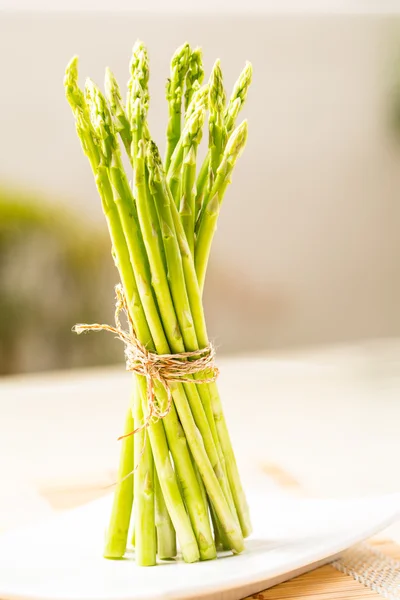 Un mazzo di cravatta di asparagi freschi — Foto Stock