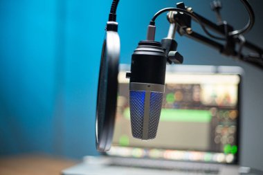 İş yeri kayıt podcast 'leri yayın konuşması için merkez ofis. Bilgisayar canlı yayınıyla donanım sohbet stüdyosu. İletişim girişini kaydet.