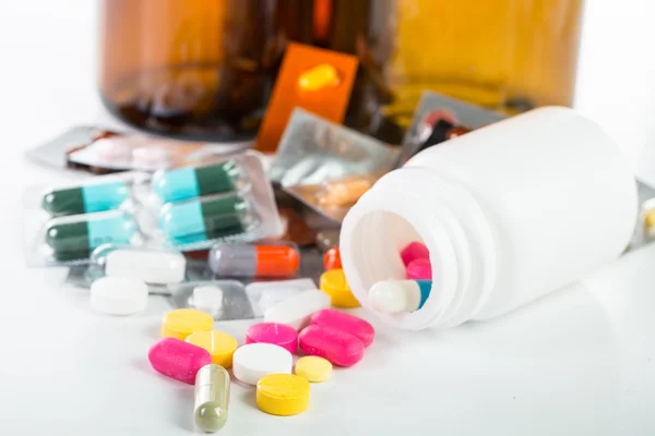 Pílulas e recipiente de drogas — Fotografia de Stock