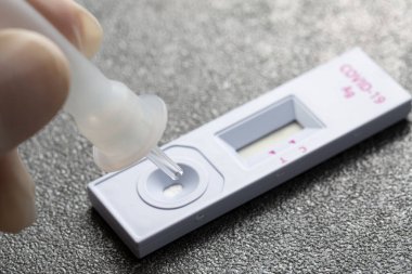 Covid -19 Ag ya da ATK için kendi kendine test kitleri. Virüs sonuçlarına bakmak için antijen test kitleriyle kendinizi kontrol edin. Salgın korana virüsü.