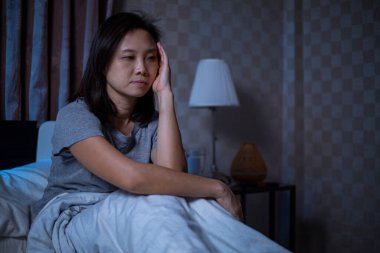 Uykusuzluk çeken Asyalı kadın uyuşturucu tutuyordu. Düşünme konusunda endişeliydi. Mutsuzluktan sonra uyuyamıyordu.Depresyondaki yetişkin hayatı için endişeleniyor..
