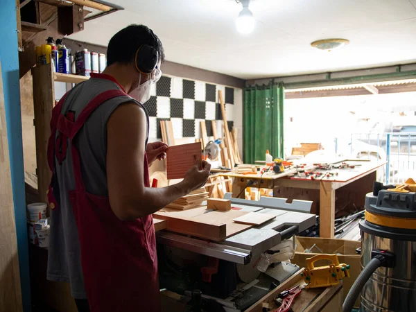 Azjatycki Cieśla Wyciąć Małe Części Drewna Mebli Montażowych Drewno Ręczna — Zdjęcie stockowe