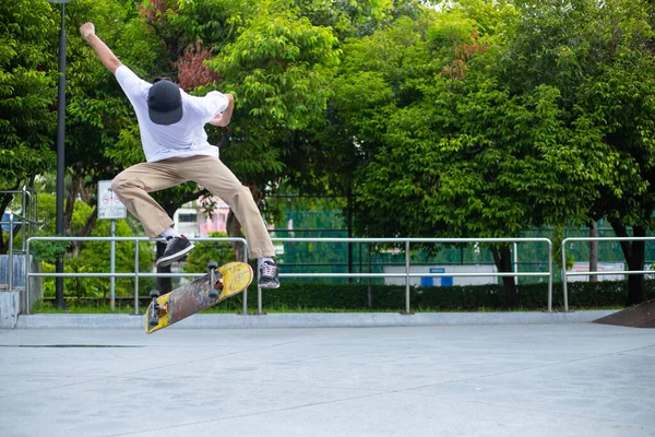 Deskorolka Człowiek Flip Board Dziedzinie Sportu Sportman Śmieszne Jego Hobby — Zdjęcie stockowe