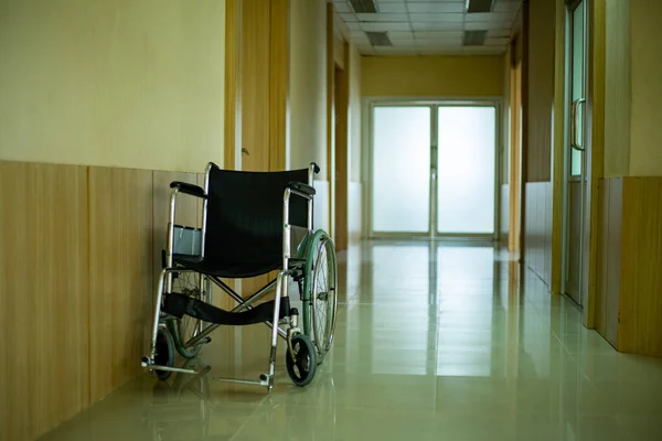 1台の車いすで病院のIcu室前の通路を歩きます 身体障害者用設備 — ストック写真