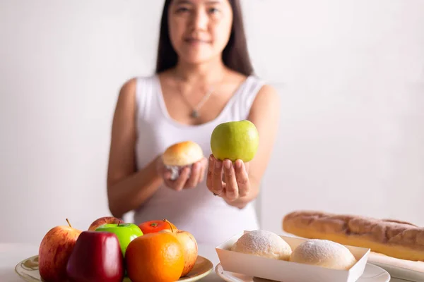 Mulheres Asiáticas Mãos Segurando Maçã Verde Pão Fundo Branco Dieta — Fotografia de Stock