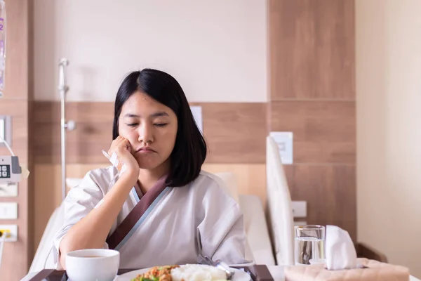 Asiática Paciente Mujer Sintiendo Infeliz Aburrido Comida Pérdida Apetito Aburrimiento — Foto de Stock