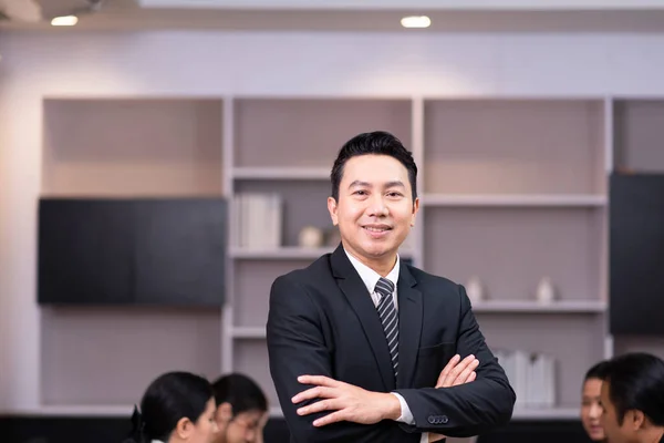 職場における立身両腕を用いた訴訟におけるアジア人実業家の肖像 — ストック写真
