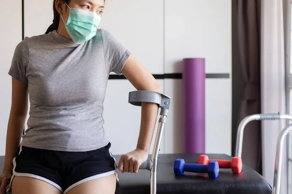 Deficiente Asiático Mulher Usando Muletas Apoio Andando Casa Reabilitação Recuperação — Fotografia de Stock