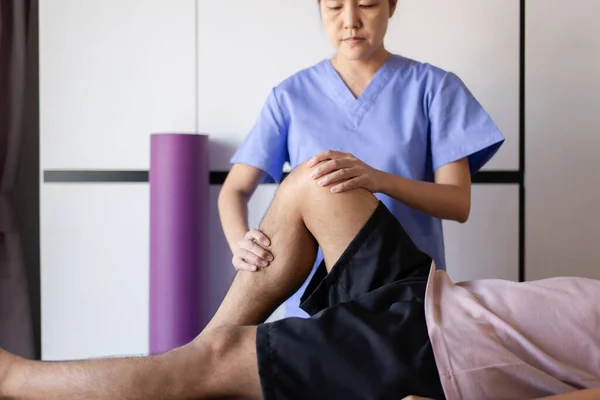 Physiothérapeute Femmes Orthopédistes Examen Avec Les Hommes Patient Clinique Concept — Photo