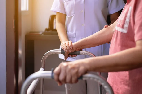 Krankenschwester Hilft Seniorin Mit Rollator Beim Gehen Pflegeheimkonzept — Stockfoto