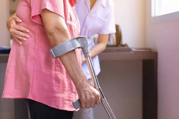 Enfermera Ayudando Anciana Mano Usando Muletas Tratando Caminar Cuidado Concepto —  Fotos de Stock