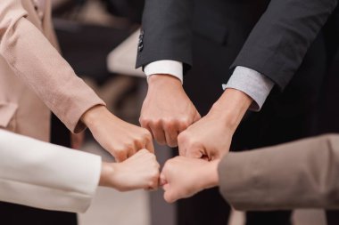 Bir grup iş adamı el çabukluğu, el koordinasyonu ve amaçlara ulaşmak için takım çalışması yapıyor.