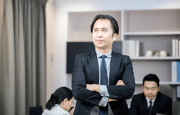 Portrait Asian Businessman Suit Standing Cross Arm Workplace — Stock Photo, Image