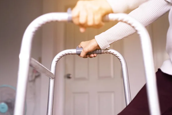 Mulheres Idosas Mãos Segurando Caminhante Tentando Andar Casa Conceito Fisioterapia — Fotografia de Stock