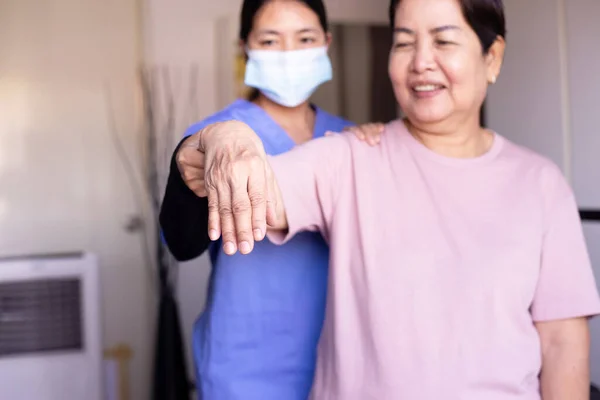 Физиотерапевт Проводит Лечение Пожилой Женщины Клинике Концепция Физиотерапии — стоковое фото