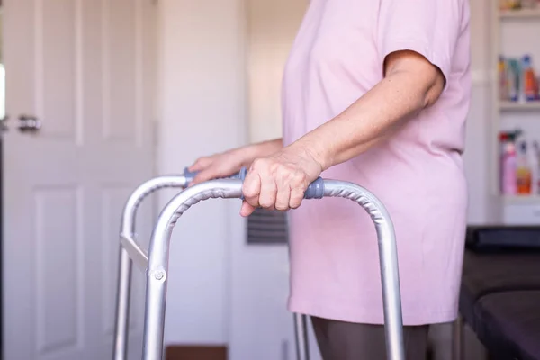 Eldrely Mujer Manos Sosteniendo Caminante Tratando Caminar Casa Concepto Fisioterapia —  Fotos de Stock