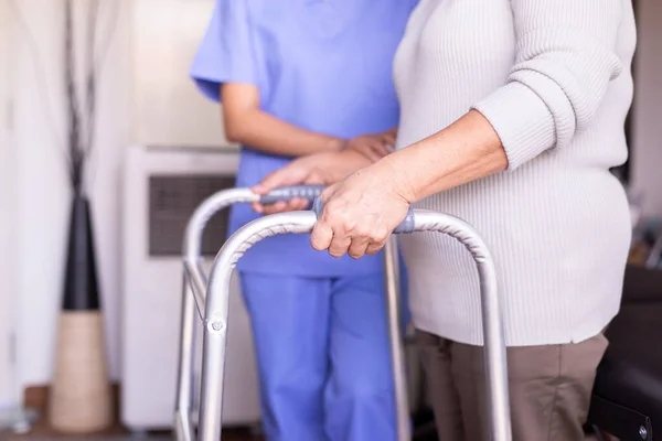Enfermera Ayudando Anciana Mano Sosteniendo Caminante Tratando Caminar Cuidado Concepto —  Fotos de Stock