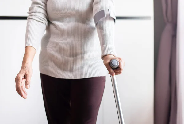 Mujer Mayor Que Usa Muletas Para Caminar Casa Concepto Rehabilitación —  Fotos de Stock