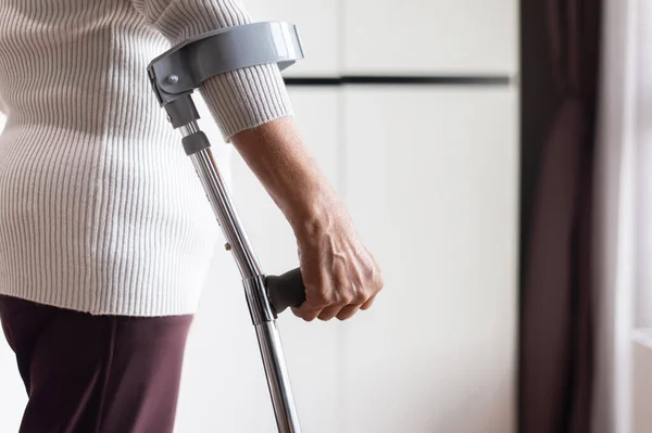 Mujer Mayor Que Usa Muletas Para Caminar Casa Concepto Rehabilitación — Foto de Stock