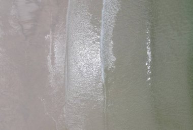 Güzel manzaralı tropik deniz dalgaları, havadan çekilen İHA görüntüsü