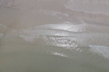 Güzel manzaralı tropik deniz dalgaları, havadan çekilen İHA görüntüsü