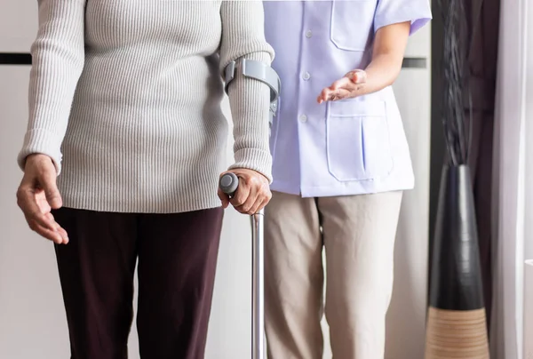 Enfermera Ayudando Mujer Mayor Sosteniendo Mano Muleta Tratando Caminar Concepto —  Fotos de Stock