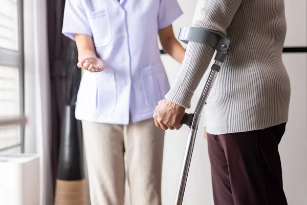 Enfermera Ayudando Mujer Mayor Sosteniendo Mano Muleta Tratando Caminar Concepto —  Fotos de Stock