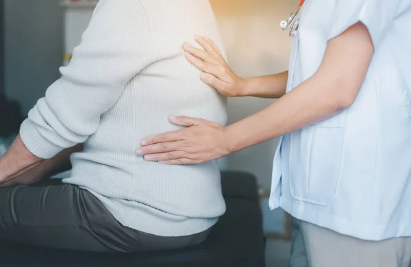 Physiotherapeutin Behandelt Ältere Patientin Klinik Ältere Frauen Mit Schmerzen Lendenwirbelbereich — Stockfoto