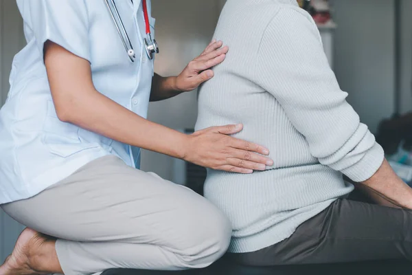 Physiotherapeutin Behandelt Ältere Patientin Klinik Ältere Frauen Mit Schmerzen Lendenwirbelbereich — Stockfoto