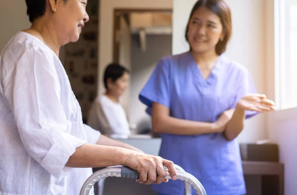 Krankenschwester Hilft Seniorin Mit Rollator Beim Gehen Pflegeheimkonzept — Stockfoto