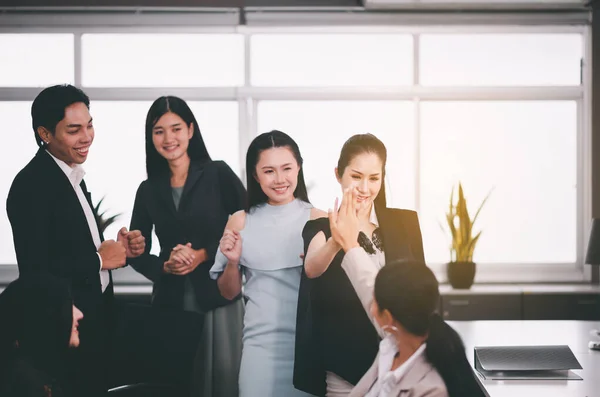 Equipe Asiática Pessoas Dando Mãos Alto Cinco Juntos Escritório Teamwork — Fotografia de Stock